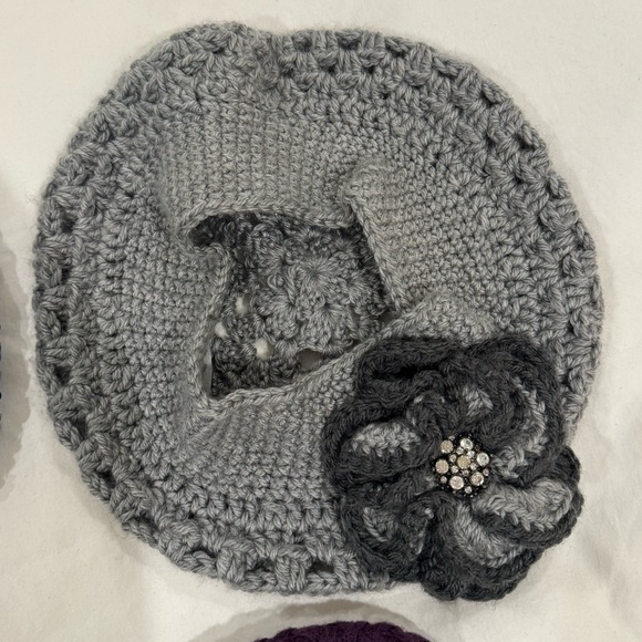 Bundle of 8 beret’s / bobble hats (crochet, knit, sequins) - Picture 3 of 11